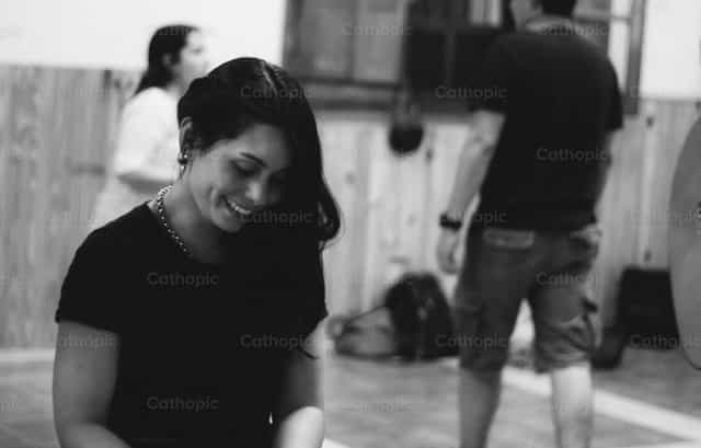 Sonreir porque Cristo vive en mí - Banco de imágenes católicas - Fotografía por Amor Santo