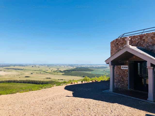 Sanctuaire dans le paysage - Images catholiques de stock