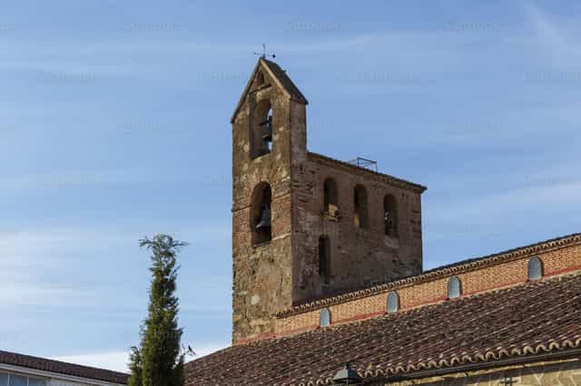 Campanario de iglesia antigua sobre cielo azul - Banco de imágenes católicas - Fotografía por Diócesis de Córdoba