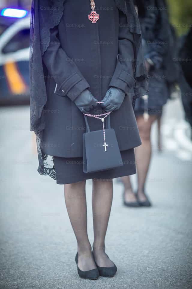 Mujeres con mantilla - Banco de imágenes católicas