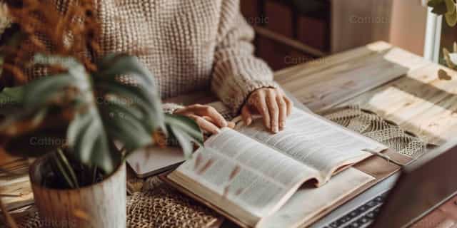 Lecture de la Bible - Images catholiques de stock - Photo de Carolina BR