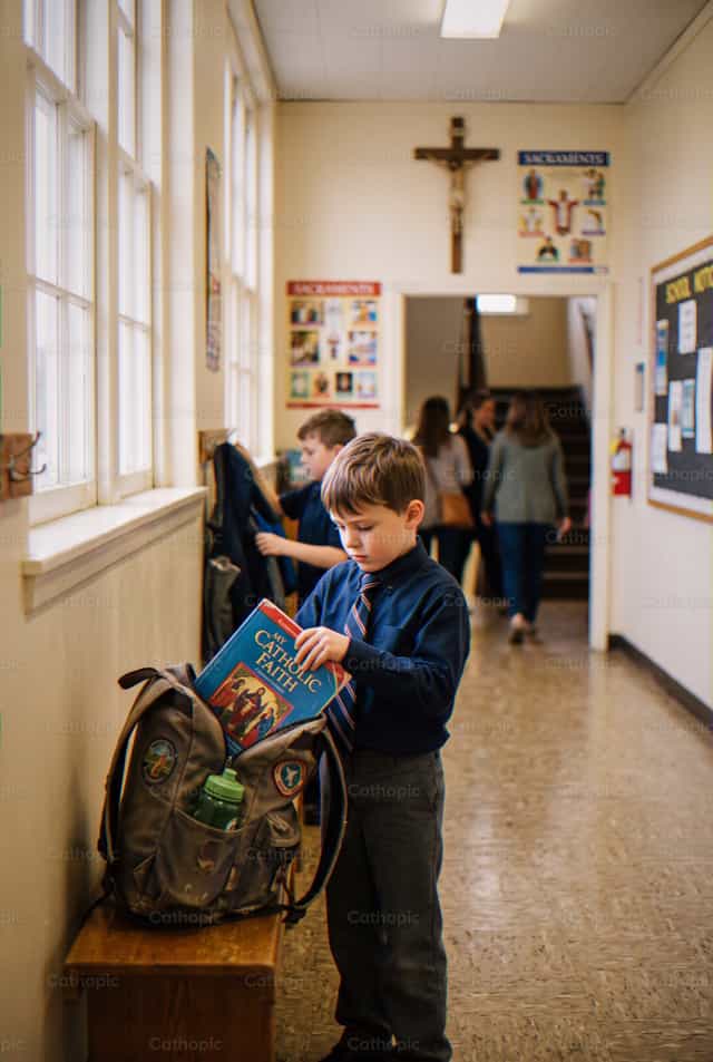 Élève catholique tenant la Bible dans le couloir de l’école - Images catholiques de stock - Photo de Enma Bastidas