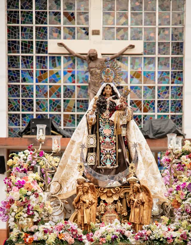 Our Lady of Mount Carmel Before the Crucified Christ - Catholic stock images - Photo by Carolina BR
