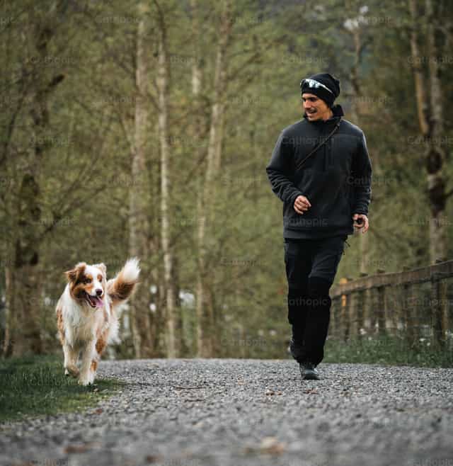 Joven corriendo con su mascota - Banco de imágenes católicas - Fotografía por Santiago de la Hoz