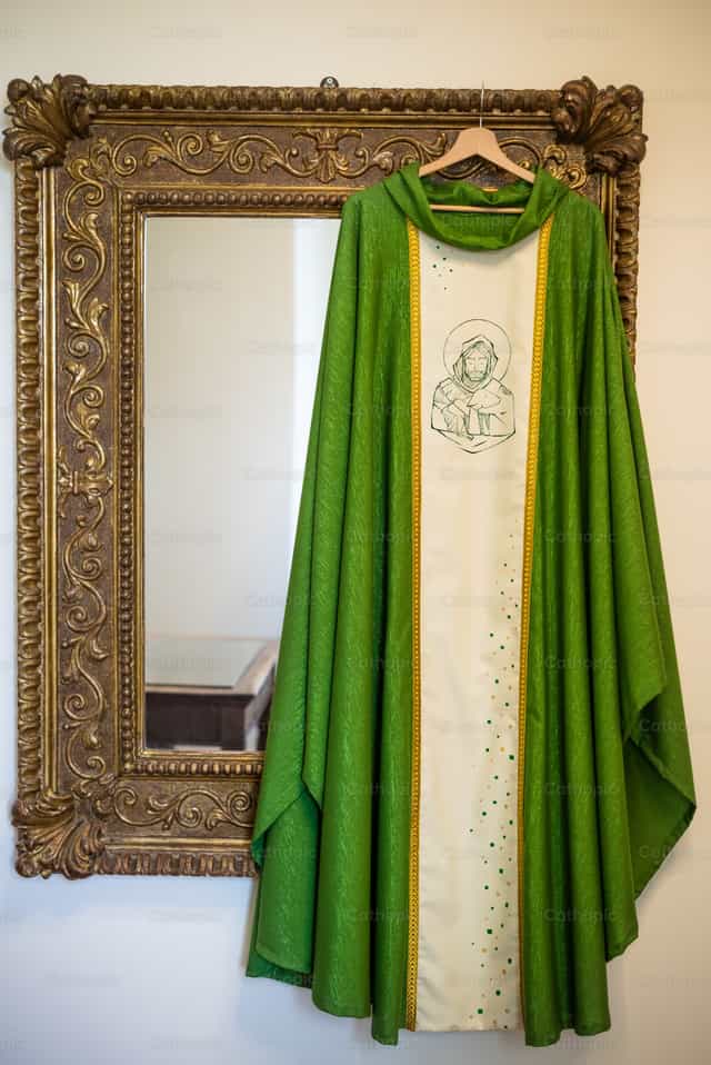 Pronto para a Santa Missa - Imagens católicas de stock