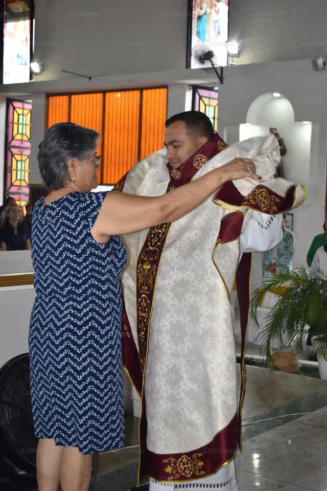 Mutter kleidet den Priester - Katholische Stockfotos