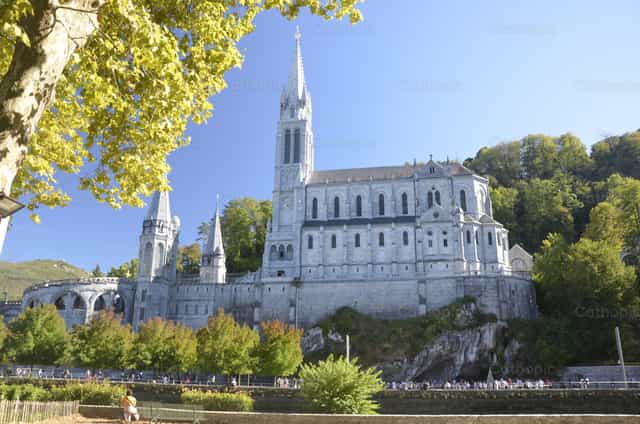 Basílica de Lourdes - Imagens católicas de stock - Foto de J_Photo