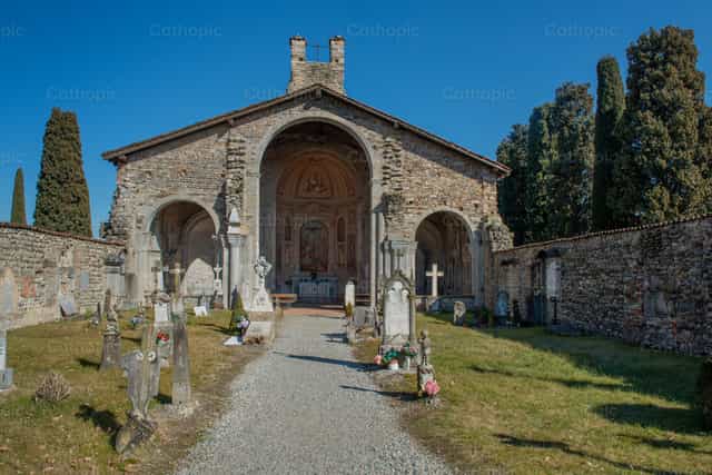 Antiguo cementerio monumental y capilla rural - Banco de imágenes católicas - Fotografía por Pierluigi Palazzi