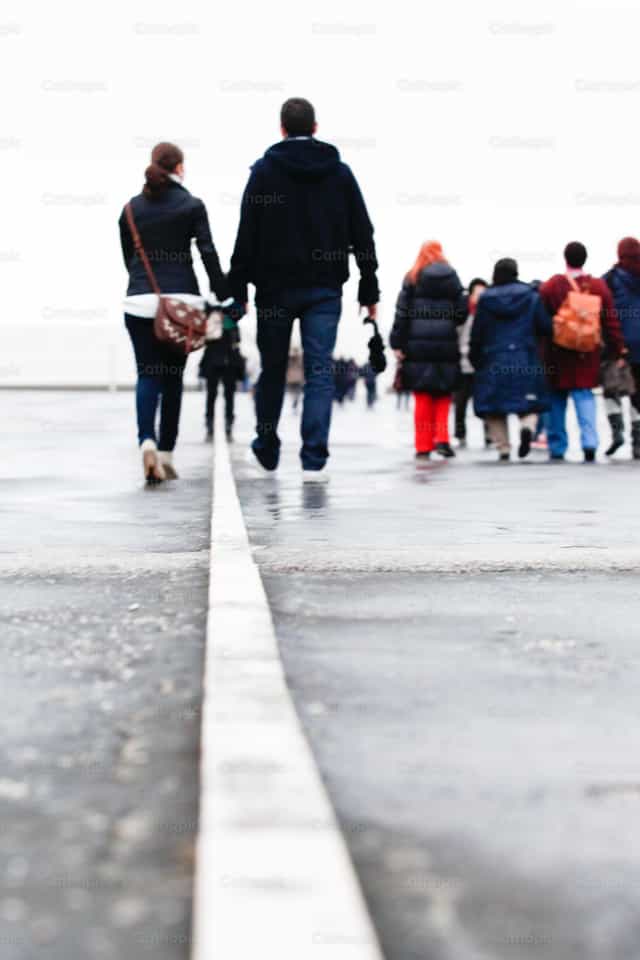 Pareja caminando - Banco de imágenes católicas