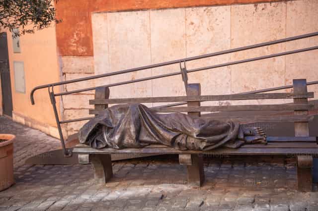 Escultura de Jesus sin hogar - Banco de imágenes católicas - Fotografía por Yandry Fernández Perdomo