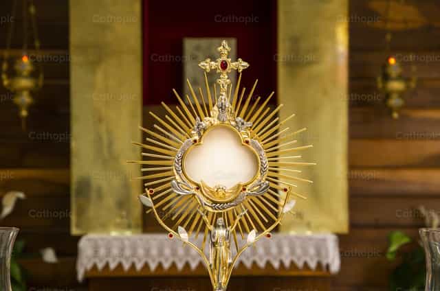 Ten toon gesteld Heilig Sacrament - Katholieke stockfoto's