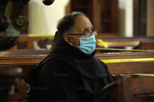 Viejo sacerdote - Banco de imágenes católicas
