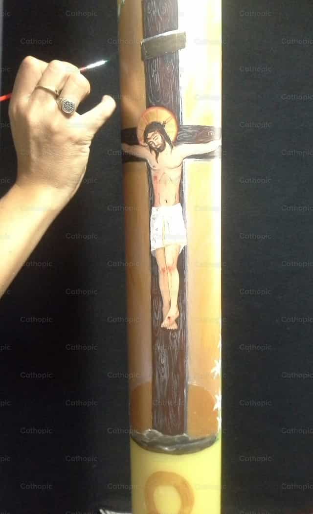 Preparando el Cirio pascual - Banco de imágenes católicas - Fotografía por tano