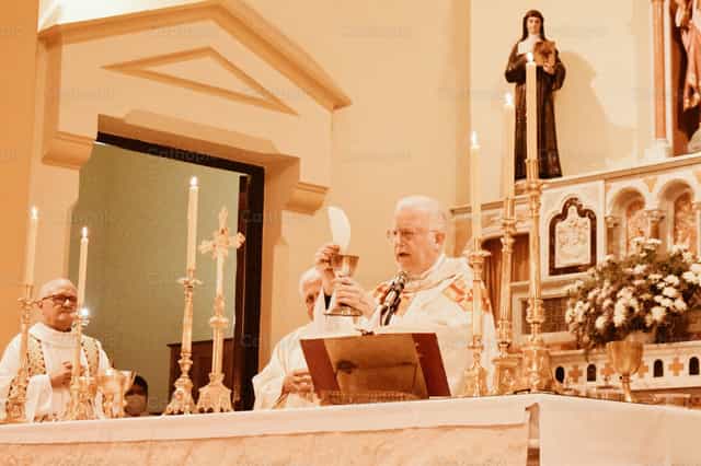 Évêque consacrant le pain et le vin - Images catholiques de stock