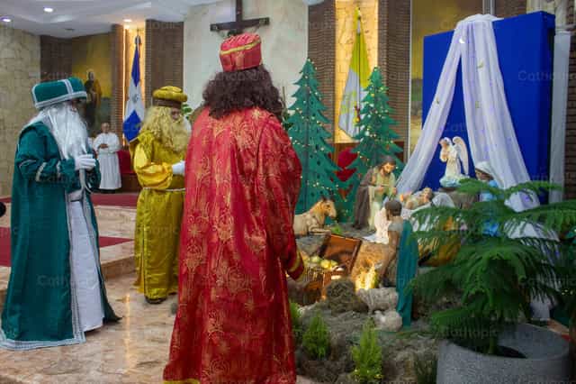 Los Reyes Magos adoran al Niño Jesus - Banco de imágenes católicas - Fotografía por Ivan Saint-Rome