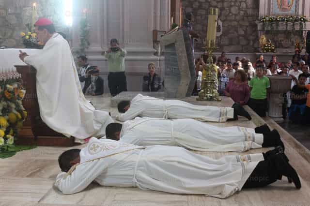 Messe zur Priesterweihe - Katholische Stockfotos