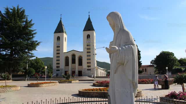 Virgen e Iglesia de Medjugorje - Banco de imágenes católicas