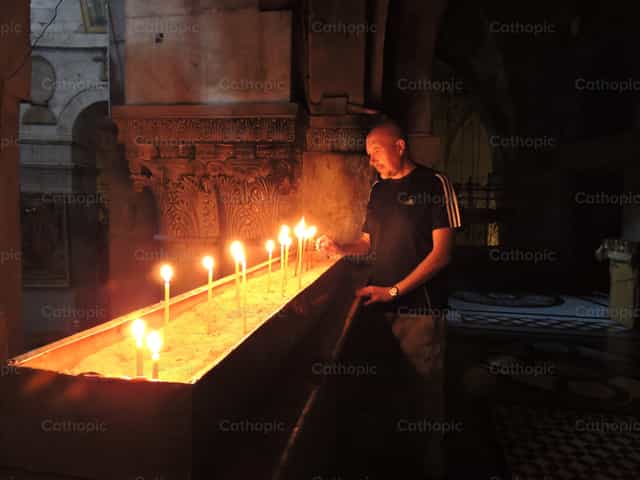 Velas encendidas en tierra santa - Banco de imágenes católicas