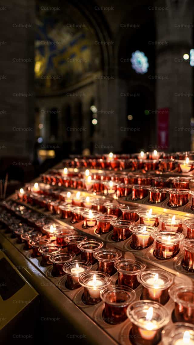 Velas encendidas - Banco de imágenes católicas - Fotografía por Juliani