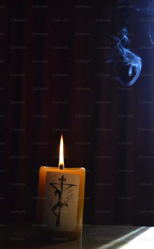 Cirio encendido - Banco de imágenes católicas