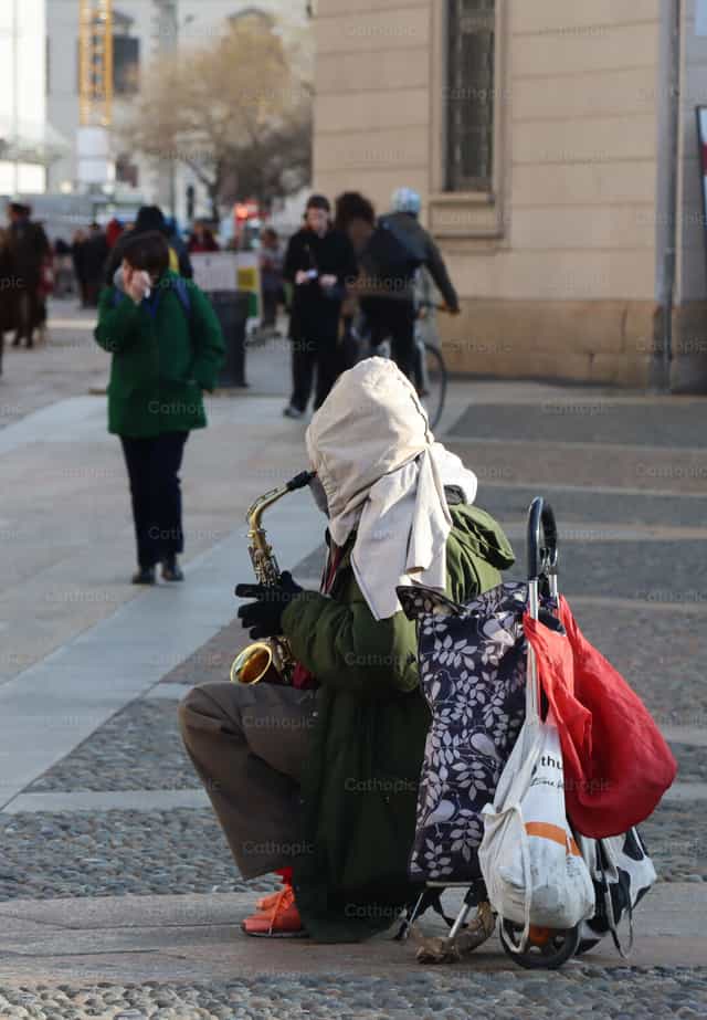 Musico callejero - Banco de imágenes católicas - Fotografía por Saul Ibarra