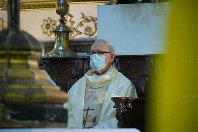 Viejo sacerdote - Banco de imágenes católicas