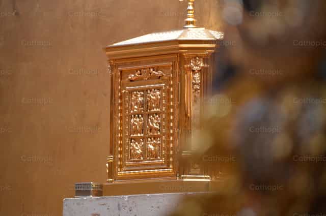 Ahí está Jesús esperando por ti - Banco de imágenes católicas