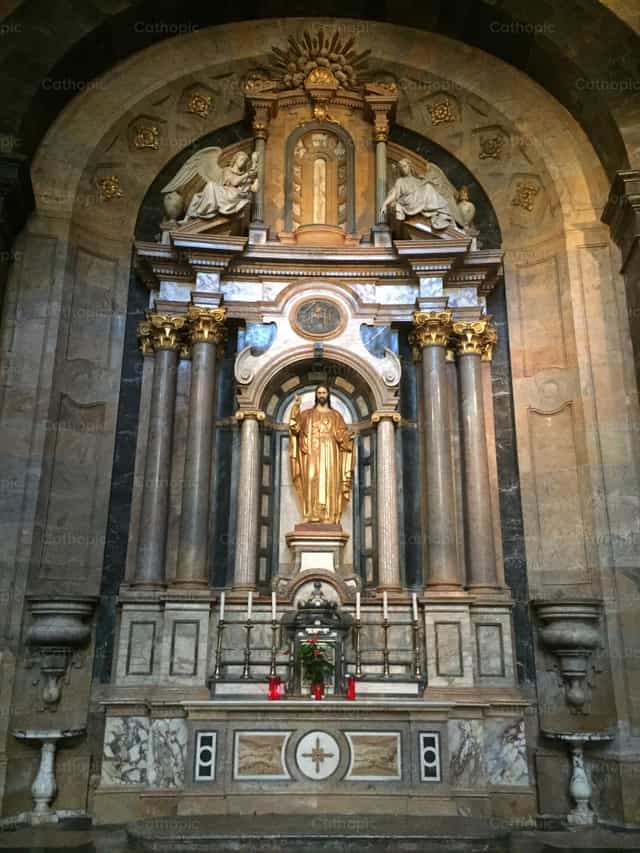 Jézus Szent Szívének templom oltára - Katolikus stockképek
