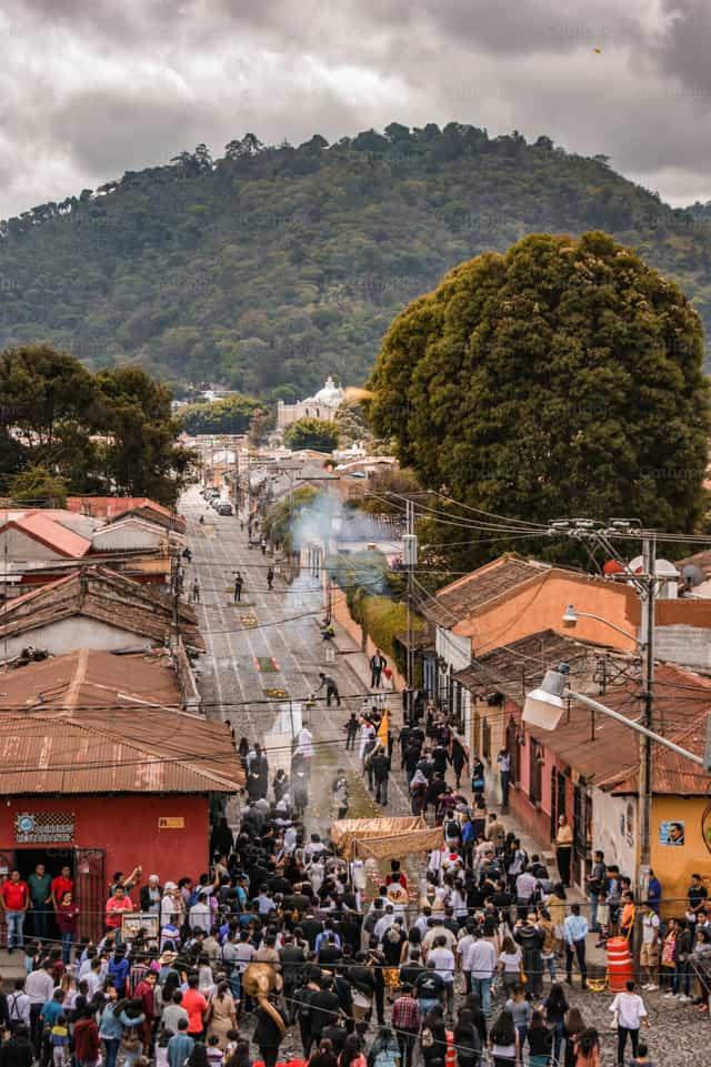 Gemeenschap die het Heilig Sacrament begeleidt - Katholieke stockfoto's - Foto door Manuel González Asturias, SJ