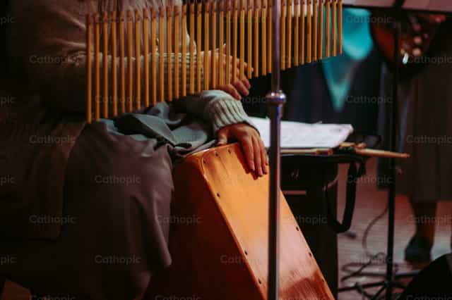 Muziekinstrumenten bespelen - Katholieke stockfoto's - Foto door Amor Santo