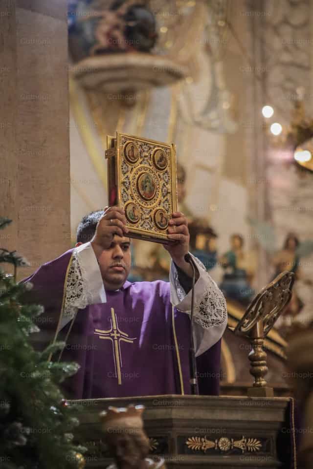 Pari na may hawak na Bibliya, Salita ng Diyos - Mga Catholic stock image - Larawan ni Adrian Martínez Cádiz