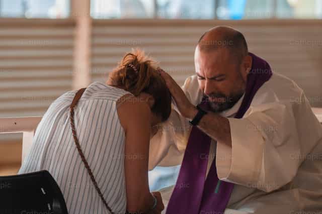 Absolvição dos pecados pelo sacerdote - Imagens católicas de stock - Foto de Rodrigo De Miguel