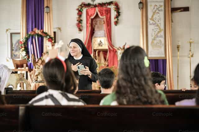 Religious giving Christmas catechesis - Catholic stock images - Photo by Carolina BR