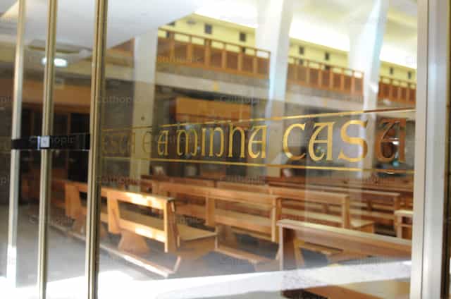 Detalle de la ventana de la iglesia - Banco de imágenes católicas