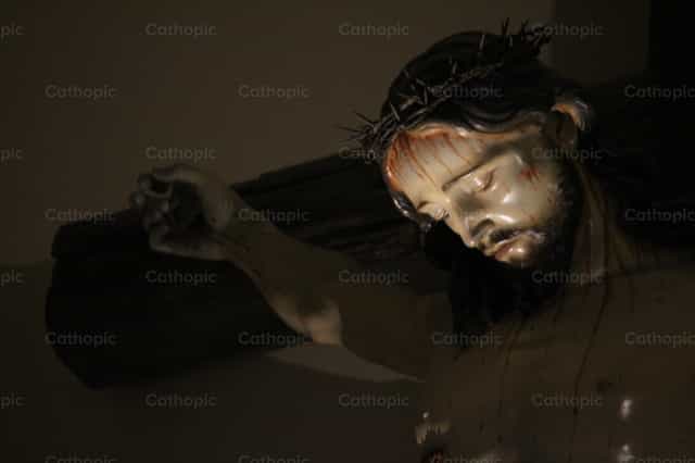 Rosto de Cristo na cruz - Imagens católicas de stock