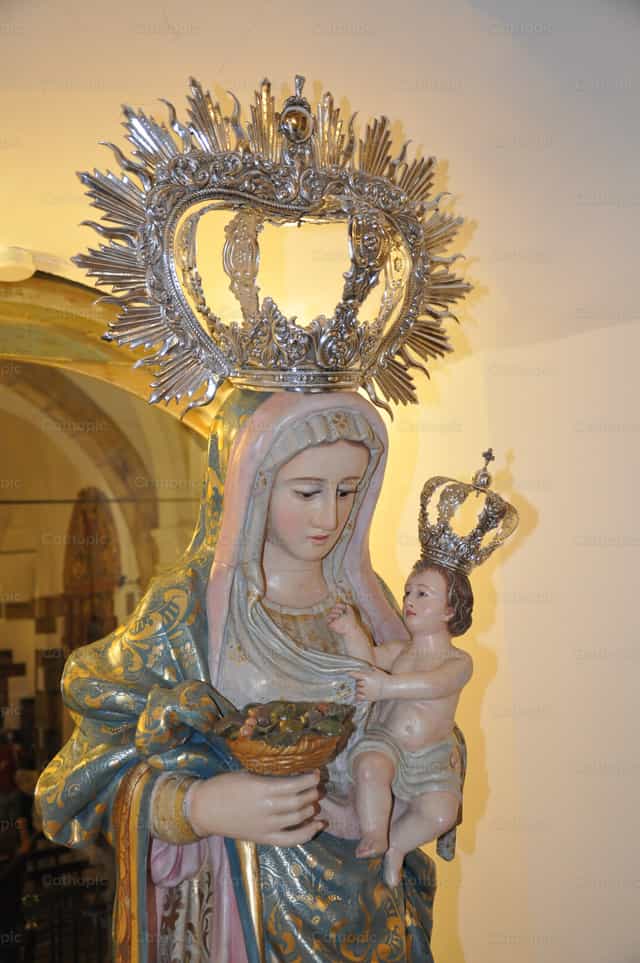 Virgem com o Menino e cesto - Imagens católicas de stock