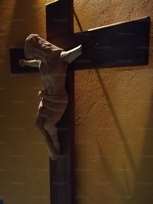 Cristo roto - Banco de imágenes católicas