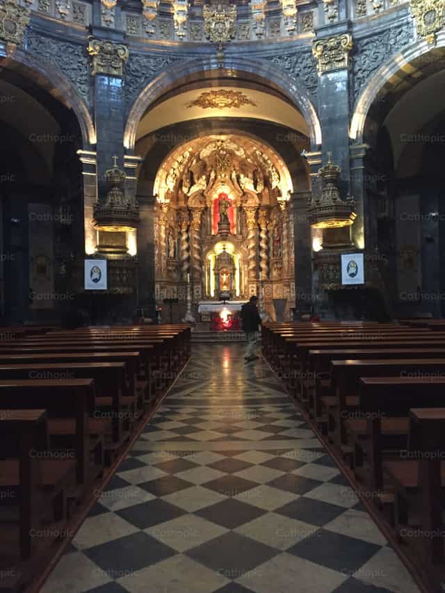 Altaar van de kerk - Katholieke stockfoto's - Foto door pleninvs