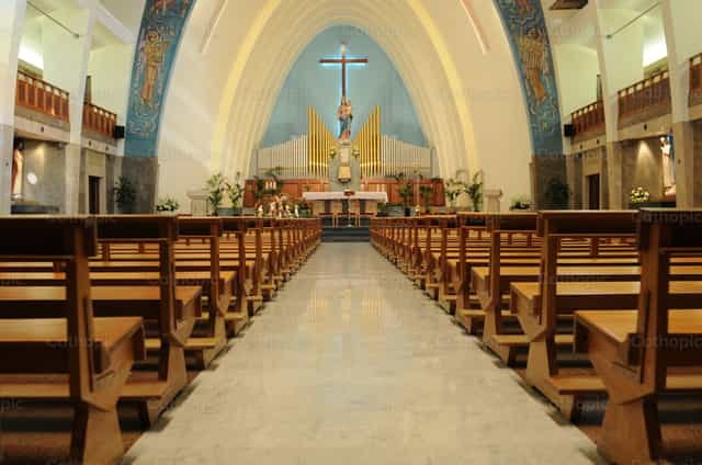 Interior de la iglesia - Banco de imágenes católicas