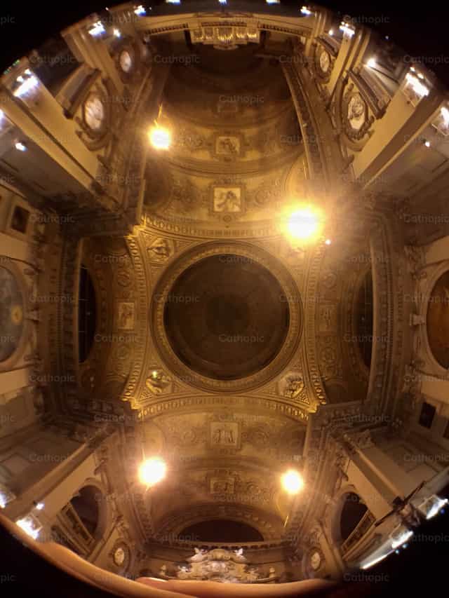 Cúpula da Igreja de São Nicolau de Bari - Imagens católicas de stock - Foto de lu