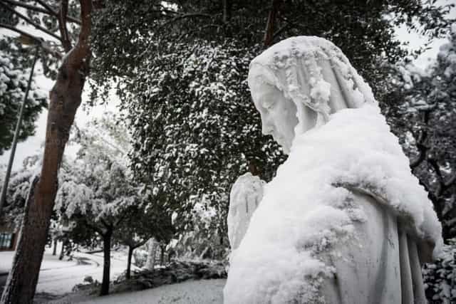 Estatua de la Virgen Maria con nieve - Banco de imágenes católicas