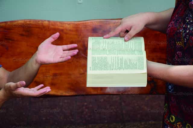 Partilhar com os outros a Palavra de Deus - Imagens católicas de stock
