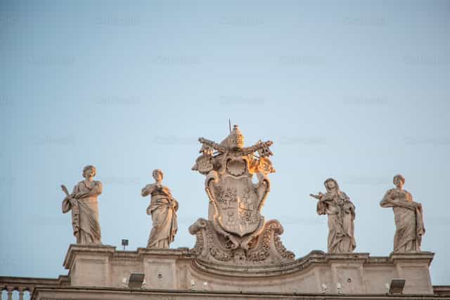 Stemma della Città del Vaticano sulla Basilica di San Pietro - Immagini stock cattoliche - Foto di Yandry Fernández Perdomo