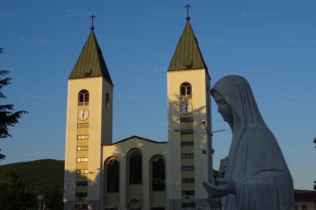 Madre e iglesia - Banco de imágenes católicas