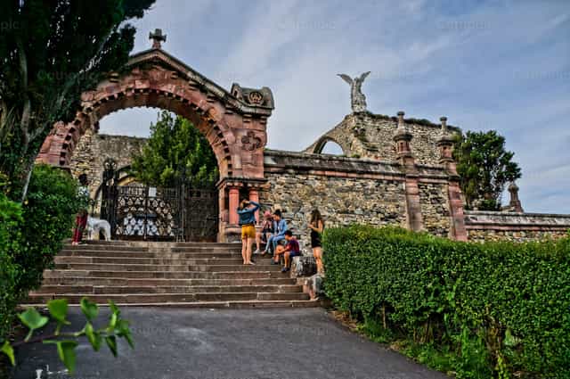 Giovani che entrano nel tempio - Immagini stock cattoliche