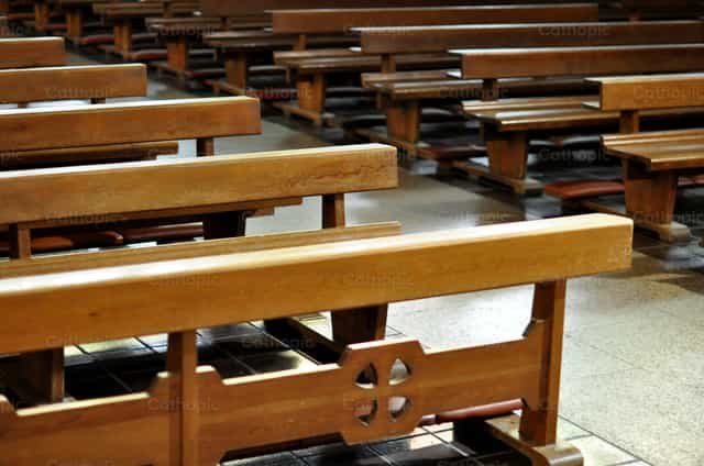 Bancs d’église - Images catholiques de stock - Photo de @malenymedina