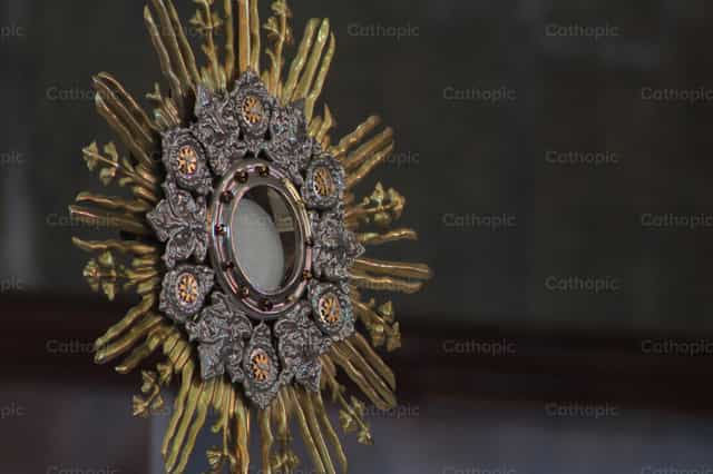 Adoration eucharistique - Images catholiques de stock