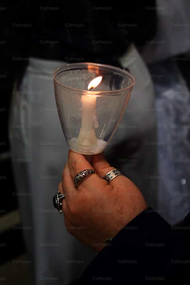 Vela de Fe: Renovación de las promesas bautismales - Banco de imágenes católicas - Fotografía por Handprint Graphics