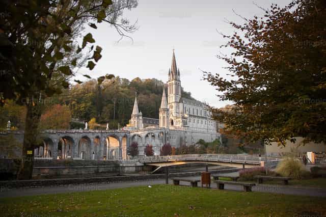 Lourdes-i kegyhely - Katolikus stockképek - Fotó: Yael Portabales