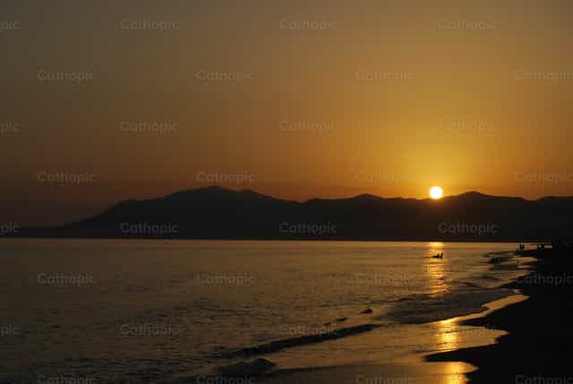 Zonsondergang aan het strand - Katholieke stockfoto's